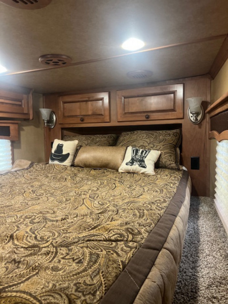 Used 2017 Merhow Trailers 8' wide 3 horse w/ 15' living quarters Horse Trailer