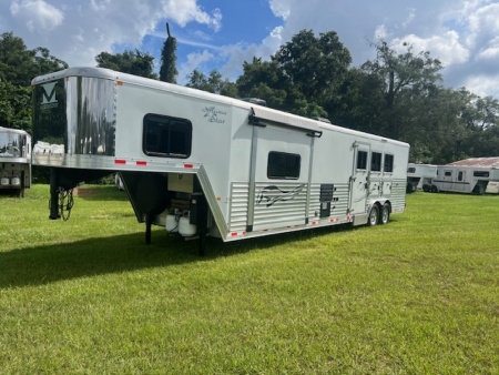 Used 2017 Merhow Trailers 8' wide 3 horse w/ 15' living quarters Horse Trailer