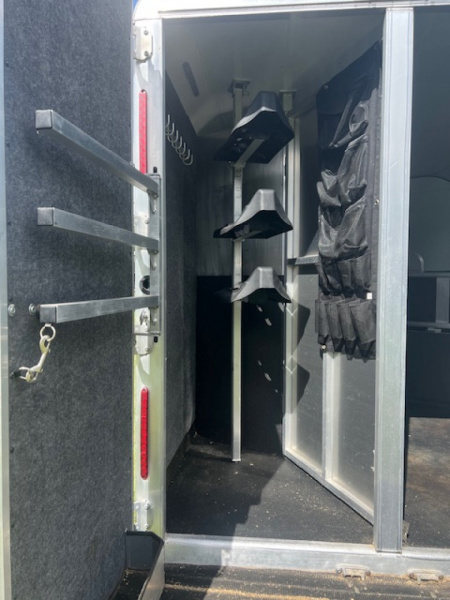 Used 2017 Merhow Trailers 8' wide 3 horse w/ 15' living quarters Horse Trailer