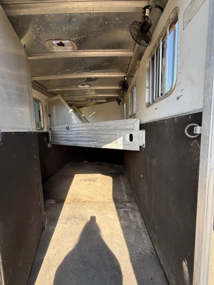 Used 2005 Featherlite Trailers 3 horse slant load bumper pull Horse Trailer