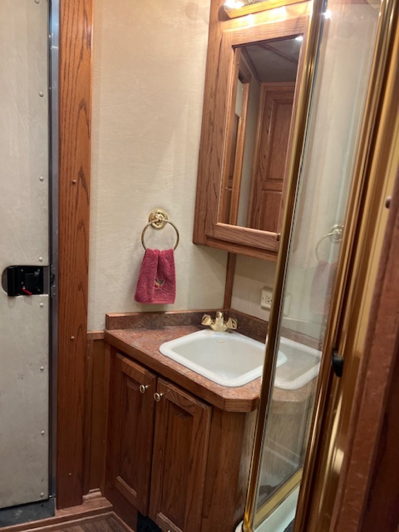 Used 2004 4-Star Trailers 8' wide 3 horse w/ 11' lq and gen Horse Trailer