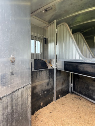 Used 2004 4-Star Trailers 8' wide 3 horse w/ 11' lq and gen Horse Trailer