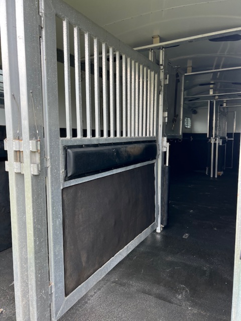 Used 2004 4-Star Trailers 6 horse head to head custom w/ upgrades Horse Trailer