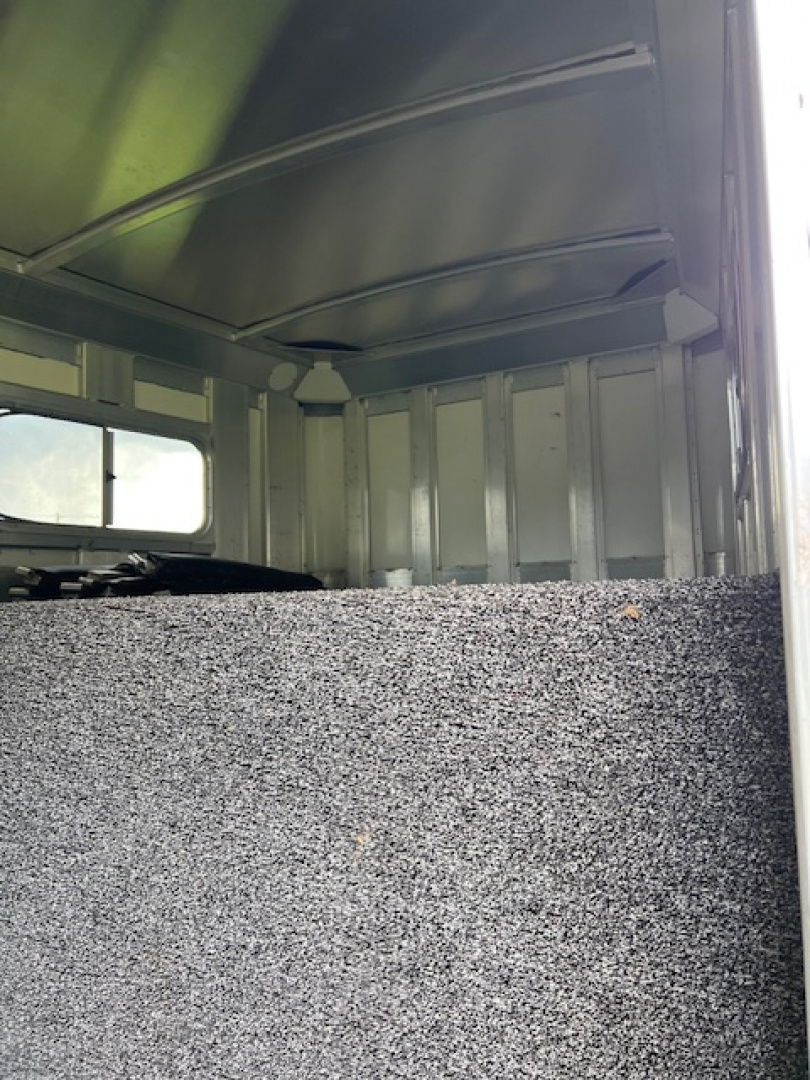 Used 2004 4-Star Trailers 6 horse head to head custom w/ upgrades Horse Trailer