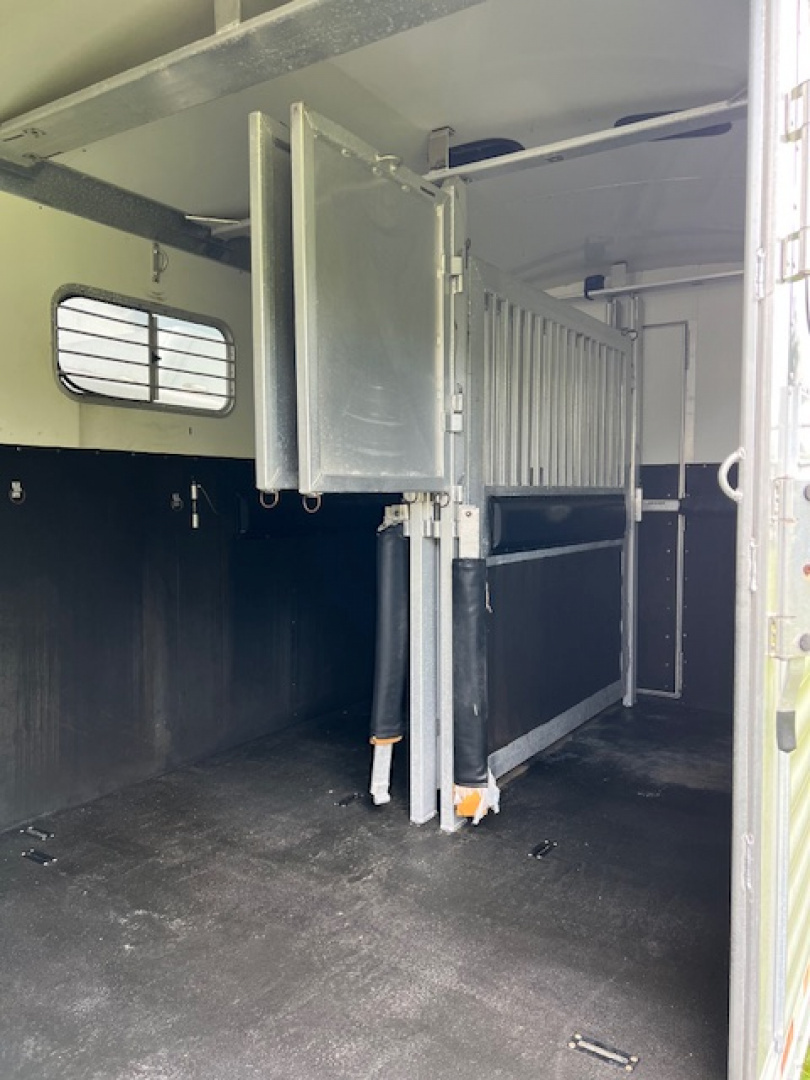 Used 2004 4-Star Trailers 6 horse head to head custom w/ upgrades Horse Trailer