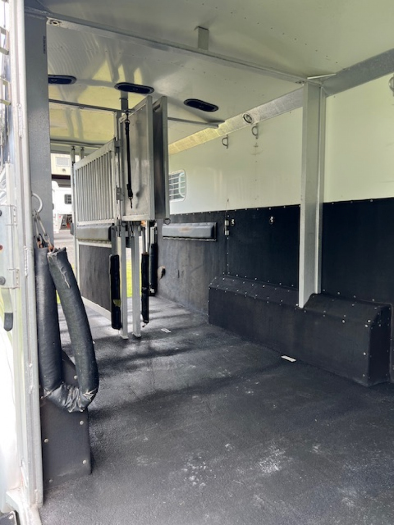 Used 2004 4-Star Trailers 6 horse head to head custom w/ upgrades Horse Trailer