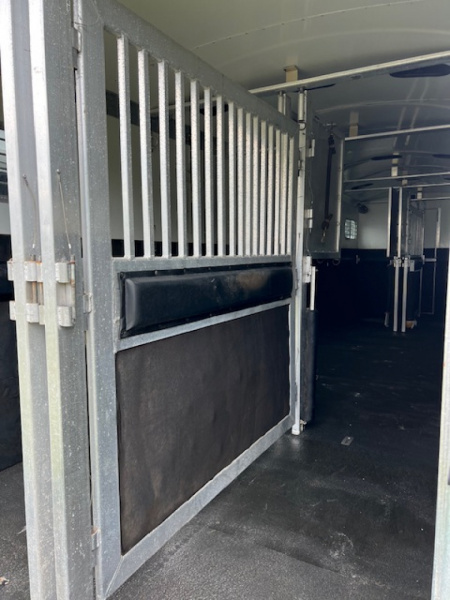 Used 2004 4-Star Trailers 6 horse head to head custom w/ upgrades Horse Trailer