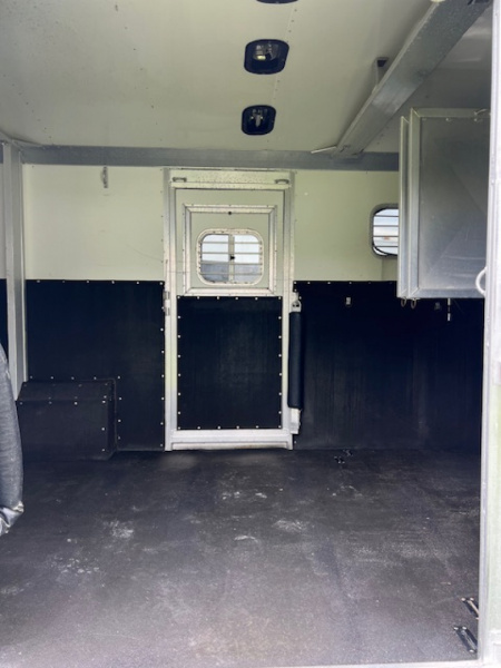 Used 2004 4-Star Trailers 6 horse head to head custom w/ upgrades Horse Trailer