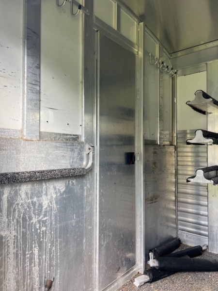 Used 2004 4-Star Trailers 6 horse head to head custom w/ upgrades Horse Trailer