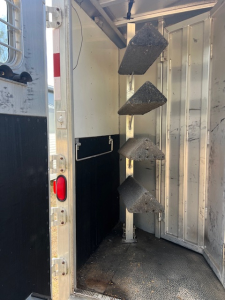 Used 2001 Exiss Trailers 8' wide 4 horse w/ 10' living quarters Horse Trailer