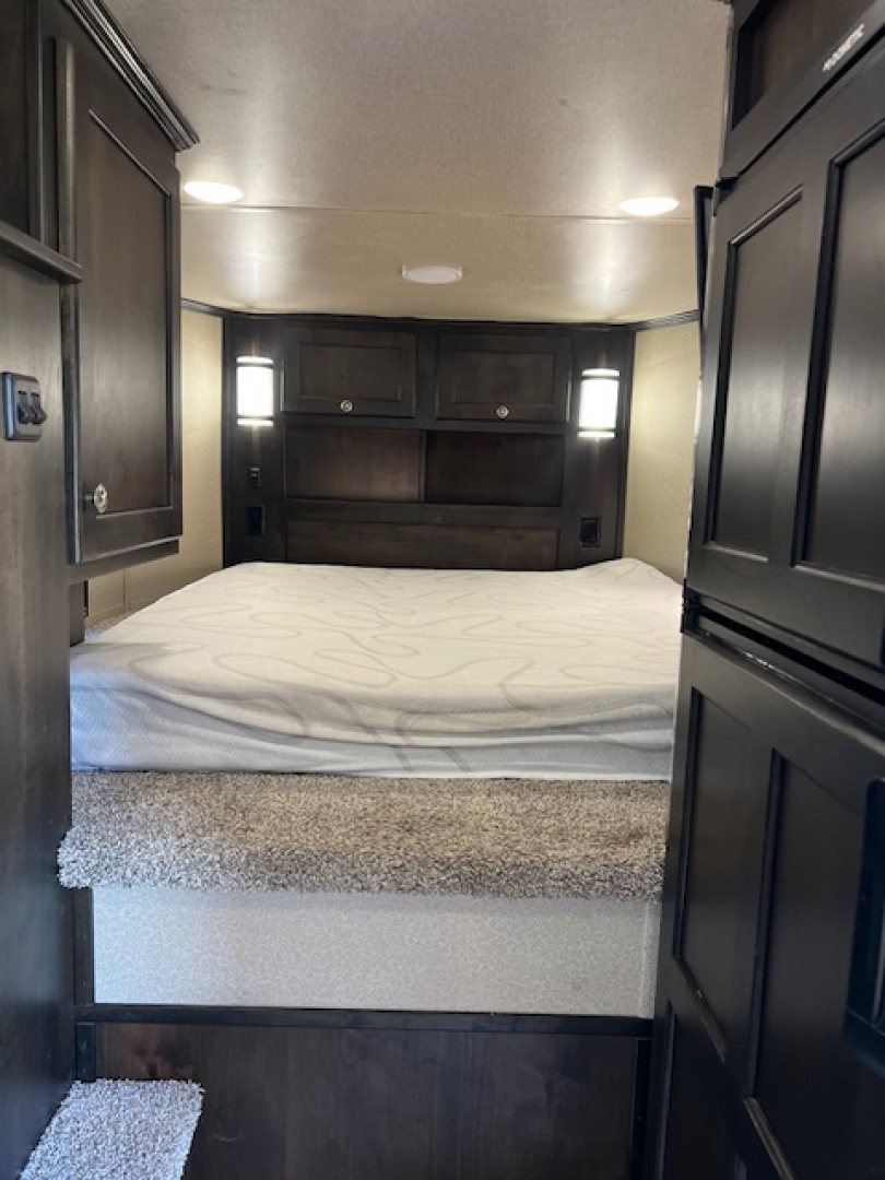 Used 2022 Merhow Trailers 2 horse w/ 11' lq with slide Horse Trailer