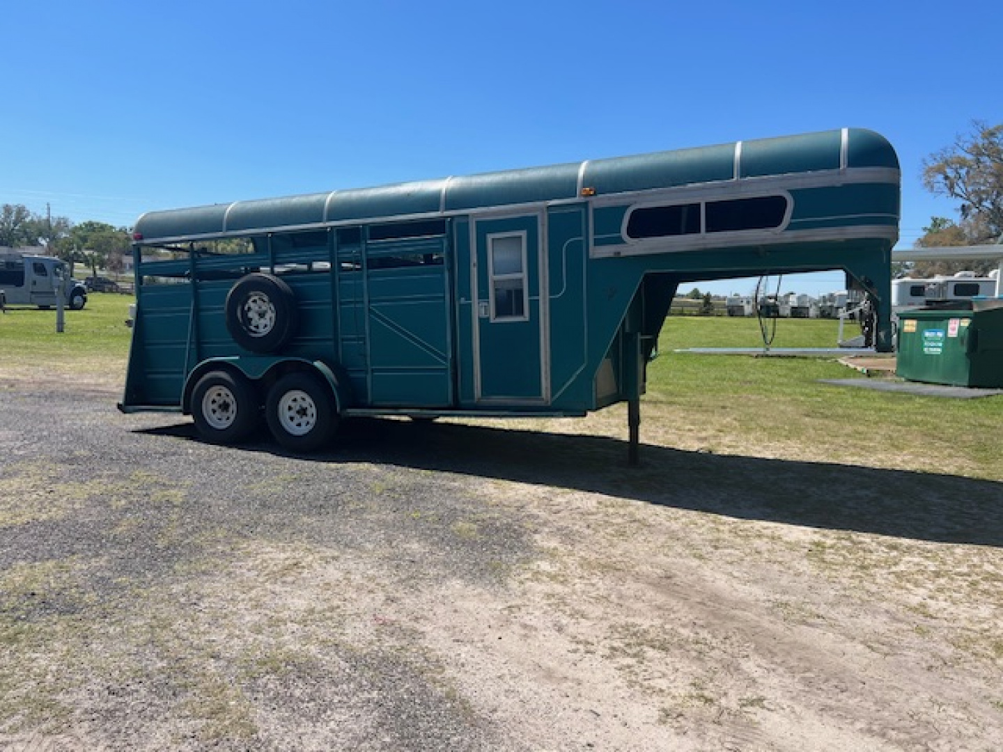 Used 1995 Ponderosa 15' gooseneck with dressing room Stock / Stock Combo Trailer