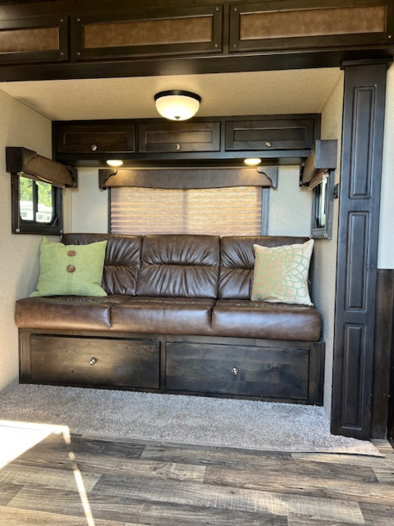 Used 2022 Merhow Trailers 2 horse w/ 11' lq with slide Horse Trailer