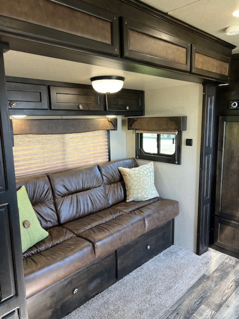 Used 2022 Merhow Trailers 2 horse w/ 11' lq with slide Horse Trailer