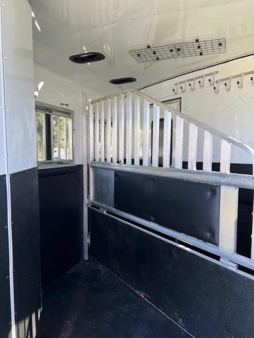 Used 2022 Merhow Trailers 2 horse w/ 11' lq with slide Horse Trailer