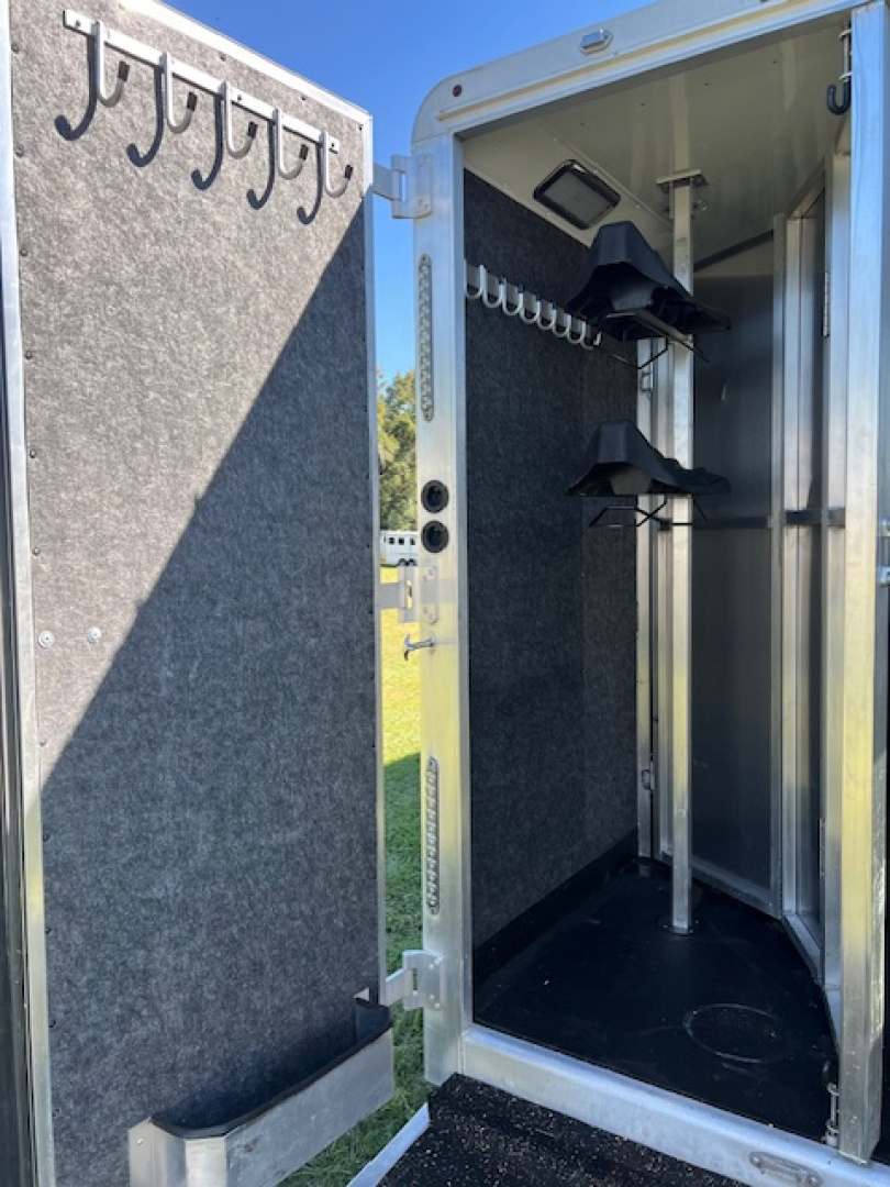 Used 2022 Merhow Trailers 2 horse w/ 11' lq with slide Horse Trailer