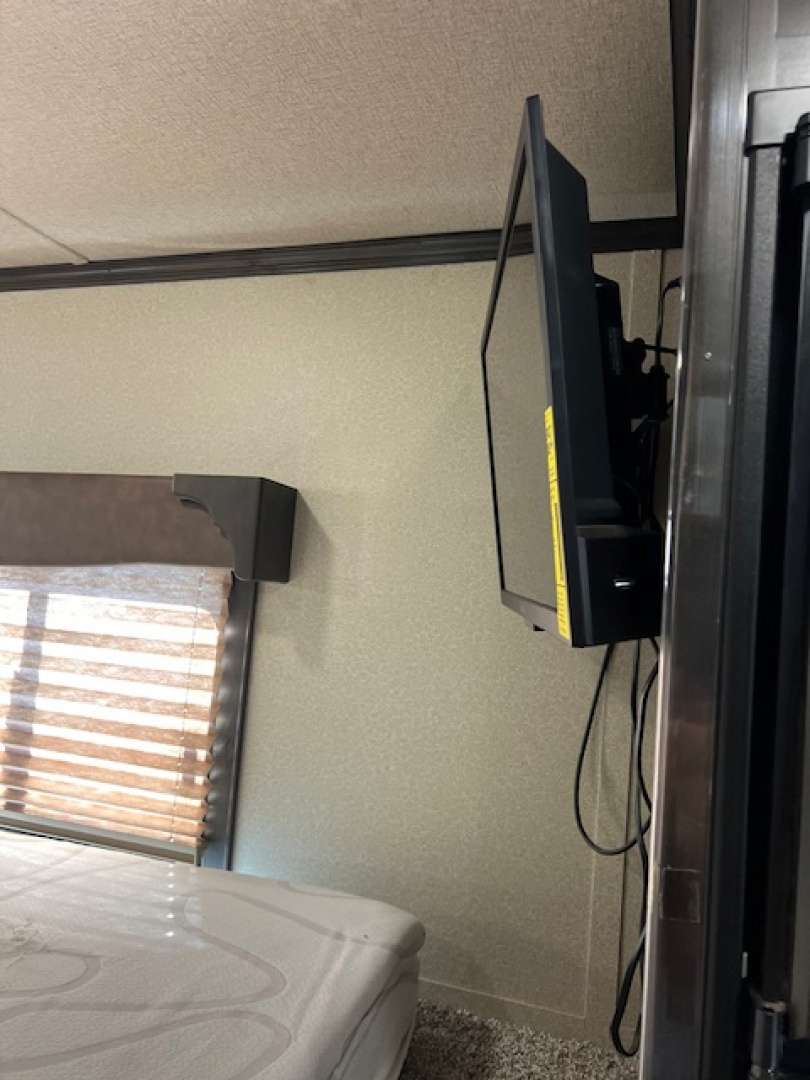 Used 2022 Merhow Trailers 2 horse w/ 11' lq with slide Horse Trailer