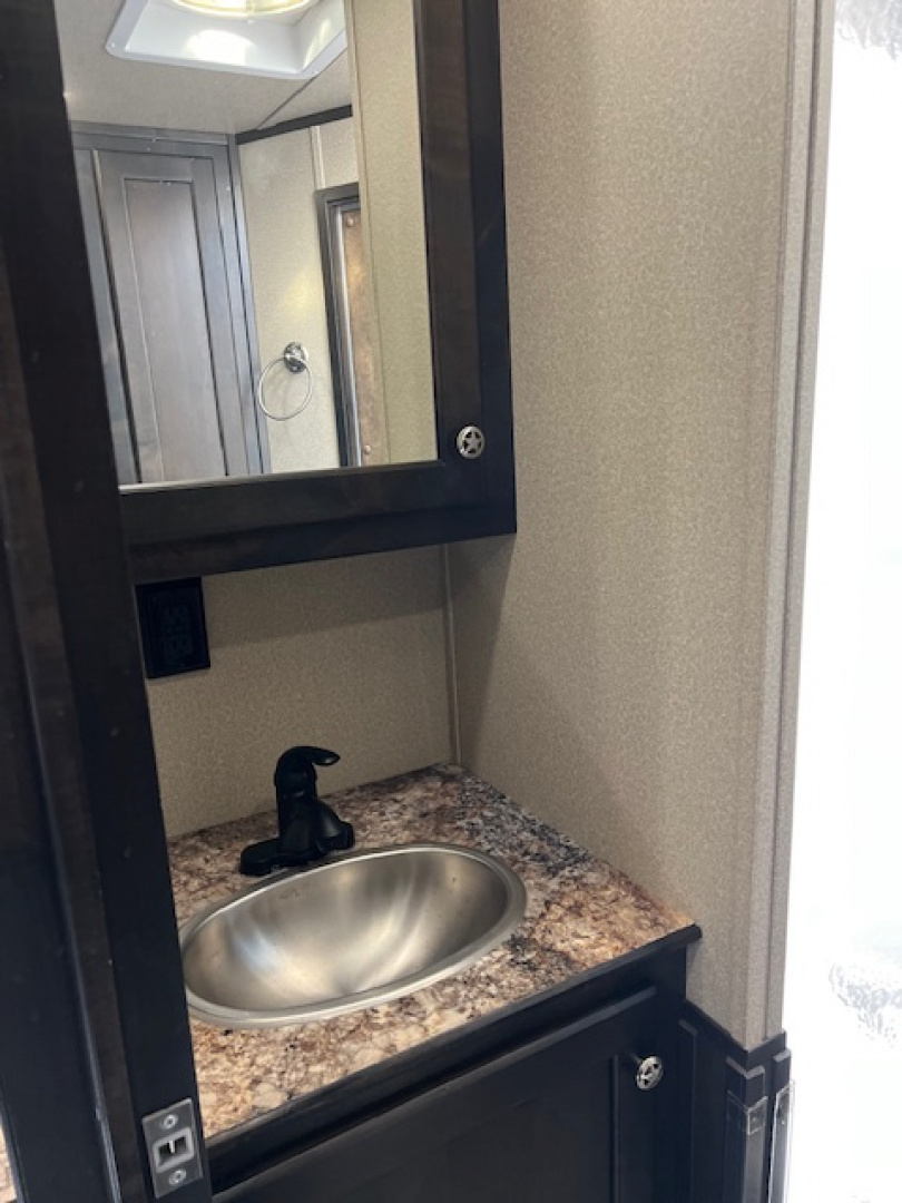 Used 2022 Merhow Trailers 2 horse w/ 11' lq with slide Horse Trailer