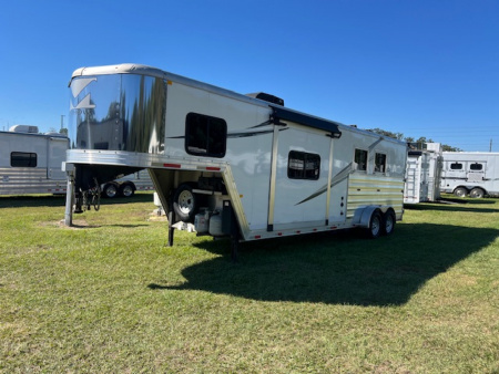 Used 2022 Merhow Trailers 2 horse w/ 11' lq with slide Horse Trailer
