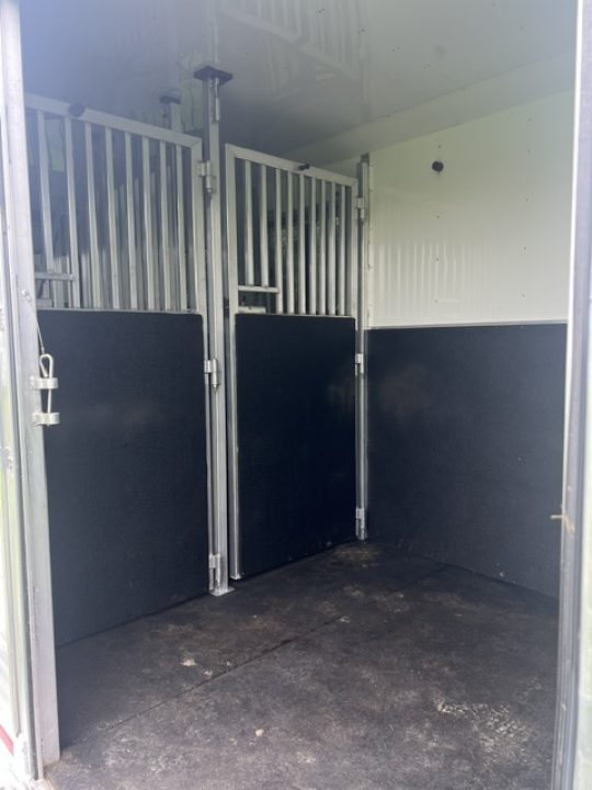 Used 2024 Adam 2+1 goosneck with dressing room Horse Trailer