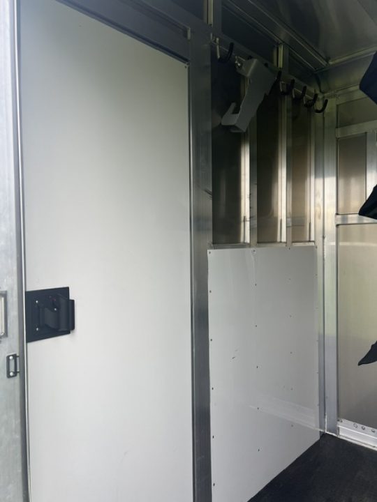 Used 2024 Adam 2+1 goosneck with dressing room Horse Trailer