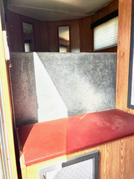 Used 2000 Sundowner 2 horse straight load weekender Horse Trailer