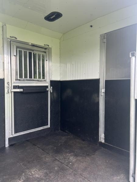 Used 2024 Adam 2+1 goosneck with dressing room Horse Trailer