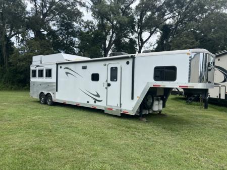 Used 2019 Merhow Trailers 8' wide 3 horse w/ 15' lq and gen Horse Trailer