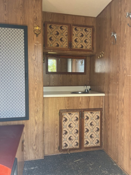 Used 2000 Sundowner 2 horse straight load weekender Horse Trailer