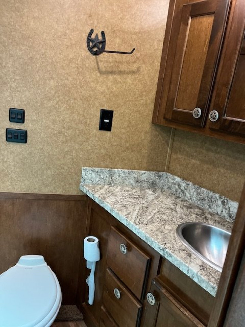 Used 2018 Sierra Trailers 8' wide 3 horse w/ 14' dual aisle living quarters Horse Trailer