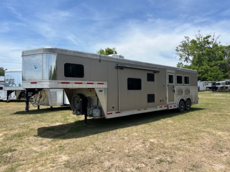 Used 2018 Sierra Trailers 8' wide 3 horse w/ 14' dual aisle living quarters Horse Trailer