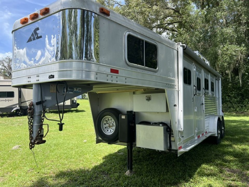 Used 2003 Elite Trailers 3 horse w/ 6' lq and generator Horse Trailer