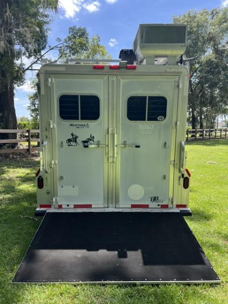 Used 2003 Elite Trailers 3 horse w/ 6' lq and generator Horse Trailer