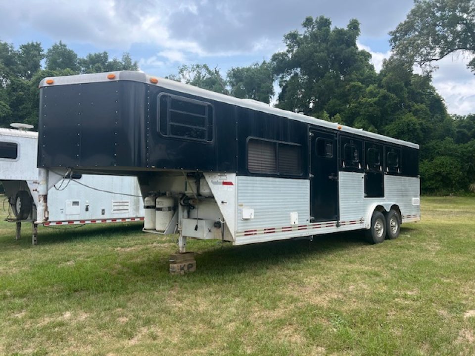 Used 1997 Sundowner Trailers 8' wide 4 horse w/ 10' lq and gen Horse Trailer