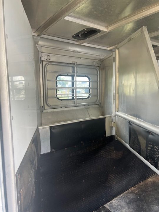 Used 1997 Sundowner Trailers 8' wide 4 horse w/ 10' lq and gen Horse Trailer