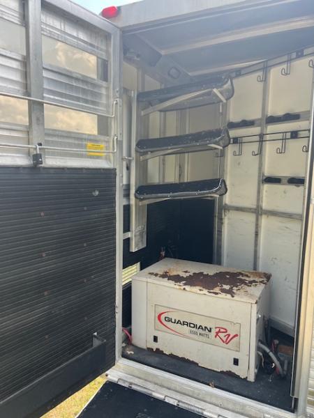 Used 1997 Sundowner Trailers 8' wide 4 horse w/ 10' lq and gen Horse Trailer