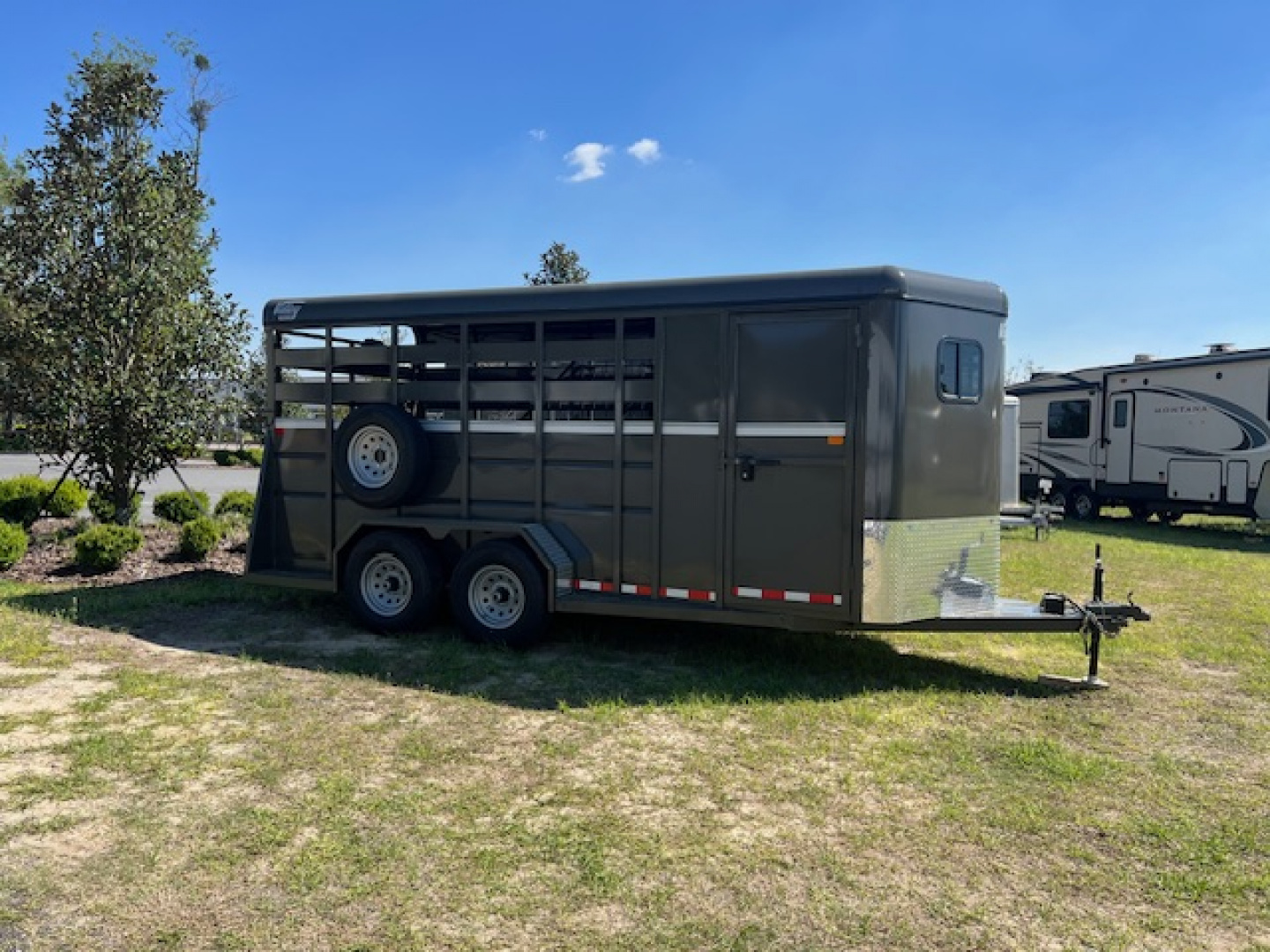 Used 2027 Valley Trailers 3 horse lined wall with dressing room Horse Trailer