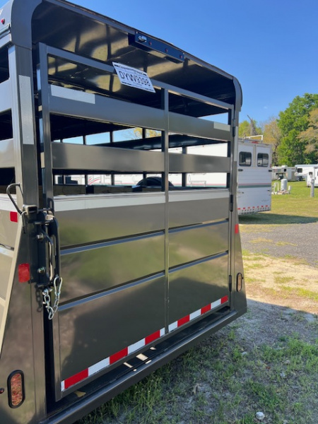 Used 2027 Valley Trailers 3 horse lined wall with dressing room Horse Trailer