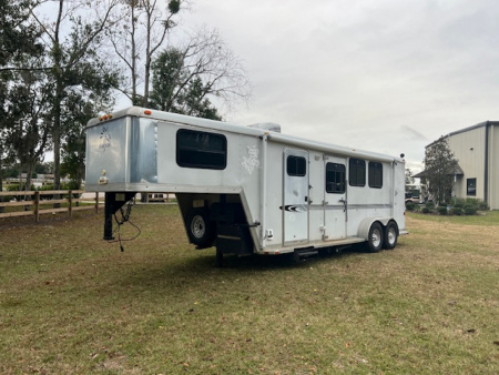 Used 2002 Horton 2 horse w/ midtack and 6' lq Horse Trailer