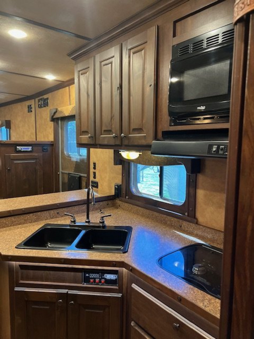 Used 2015 Exiss Trailers 8' wide 4 horse side load w/ 16' lq Horse Trailer