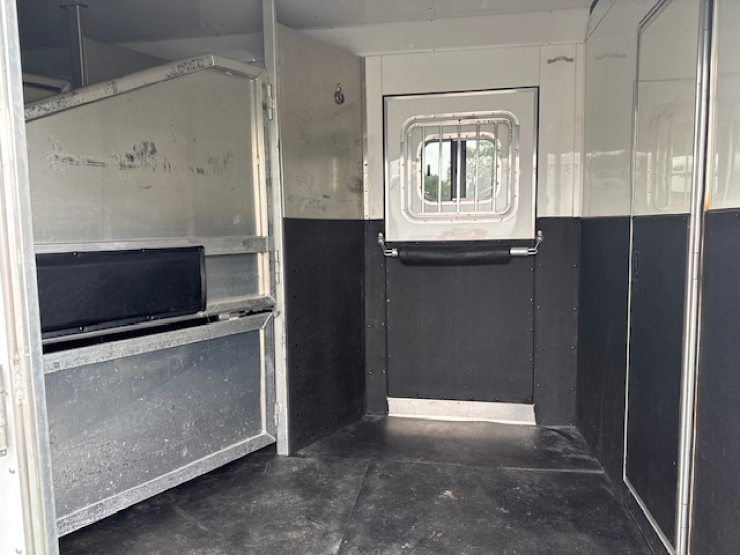 Used 2015 Exiss Trailers 8' wide 4 horse side load w/ 16' lq Horse Trailer