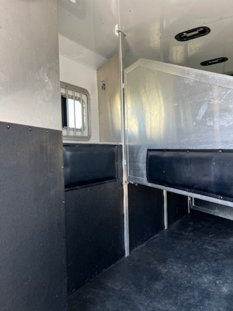 Used 2015 Exiss Trailers 8' wide 4 horse side load w/ 16' lq Horse Trailer