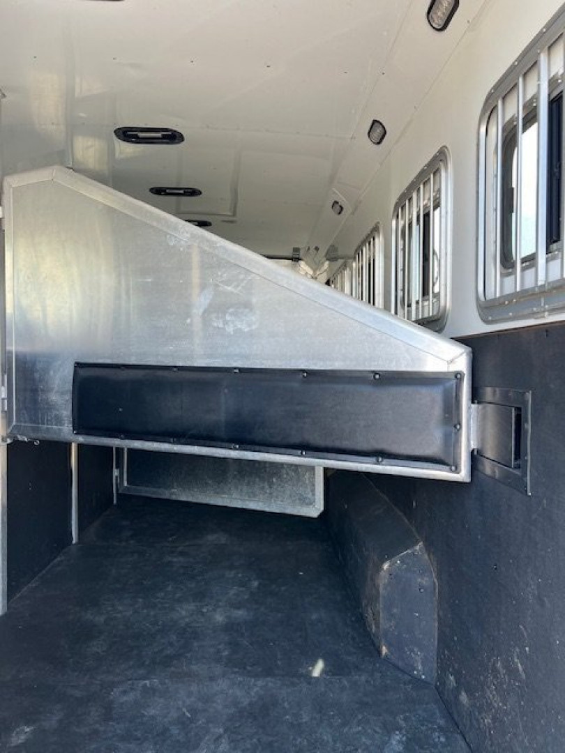 Used 2015 Exiss Trailers 8' wide 4 horse side load w/ 16' lq Horse Trailer