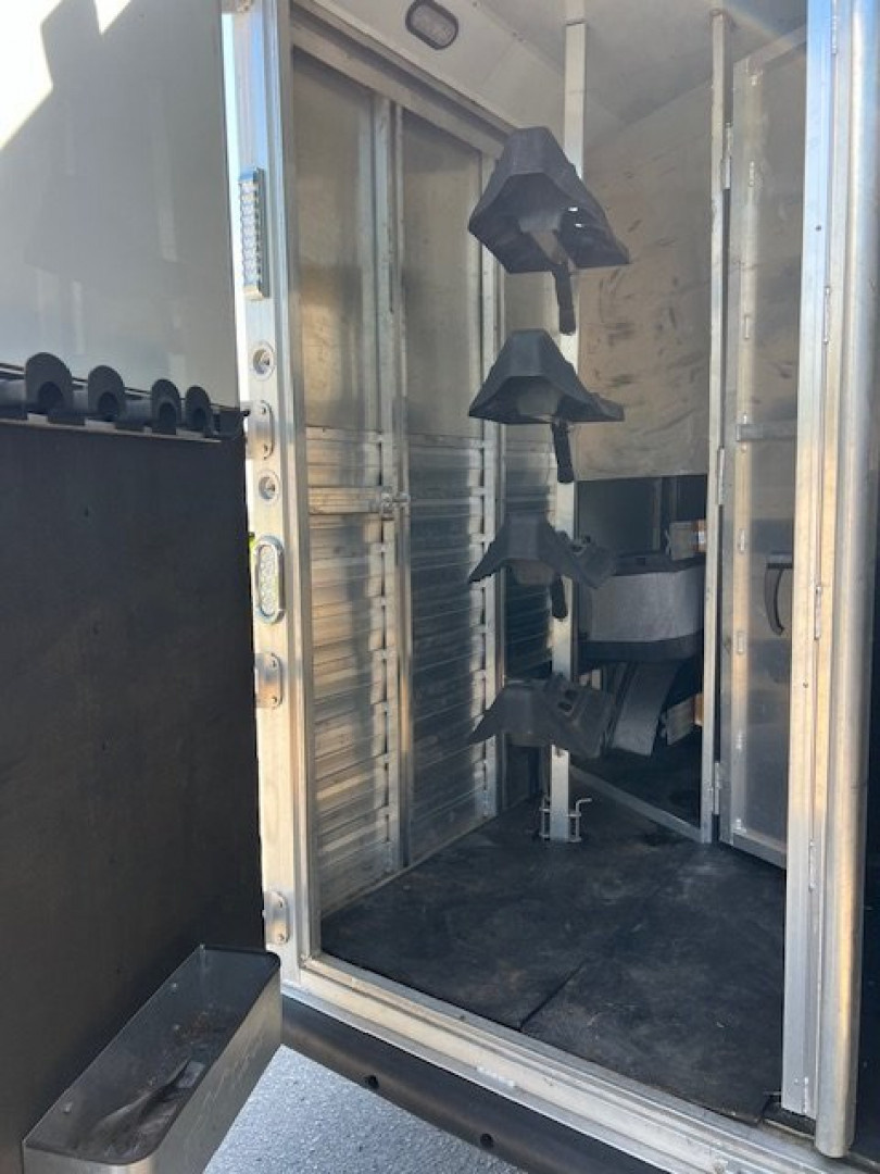 Used 2015 Exiss Trailers 8' wide 4 horse side load w/ 16' lq Horse Trailer