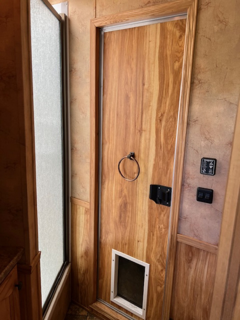 Used 2015 Lakota 3 horse w/ 9' living quarters Horse Trailer