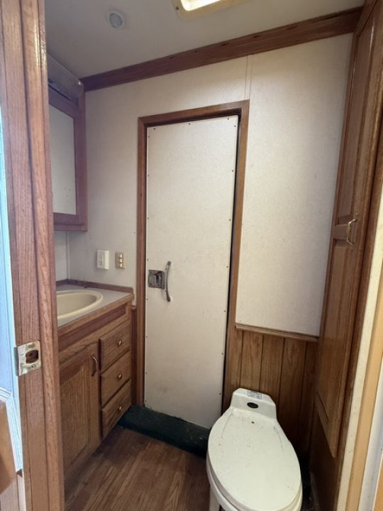 Used 2001 Sooner 8' wide 4 horse w/ 12' lq and midtack Horse Trailer