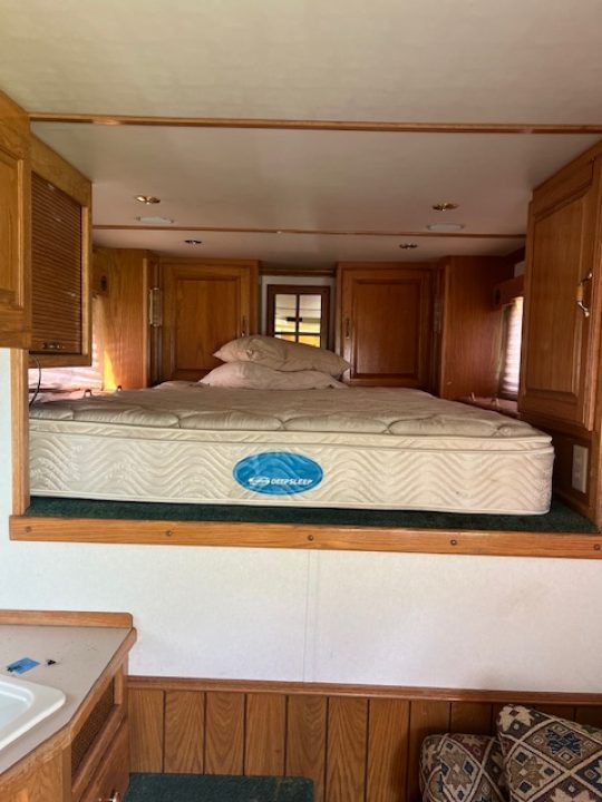 Used 2001 Sooner 8' wide 4 horse w/ 12' lq and midtack Horse Trailer