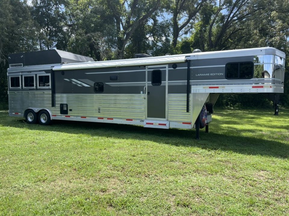 Used 2019 SMC 8' wide 3 horse w/16' living quarters with generator Horse Trailer