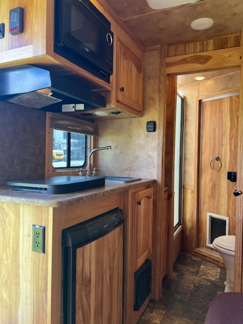 Used 2015 Lakota 3 horse w/ 9' living quarters Horse Trailer