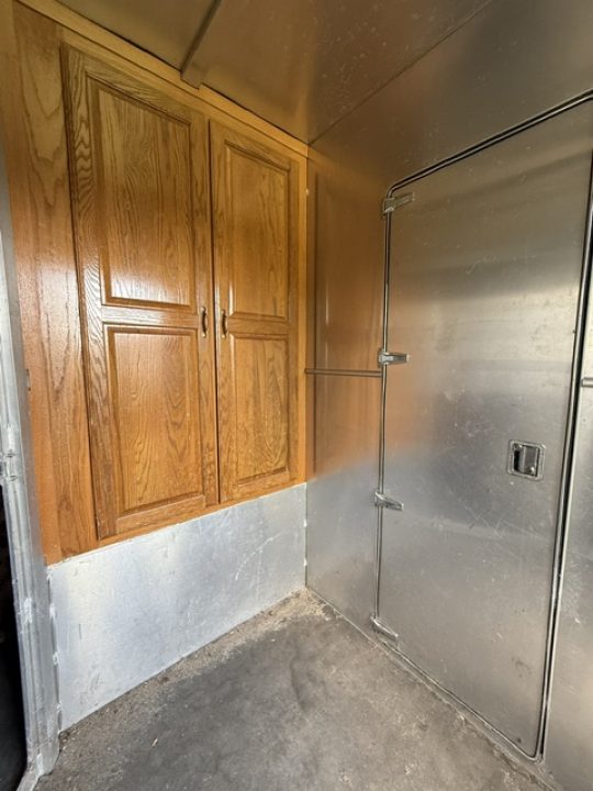 Used 2001 Sooner 8' wide 4 horse w/ 12' lq and midtack Horse Trailer